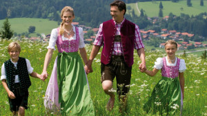 Família com roupas típicas alemaes