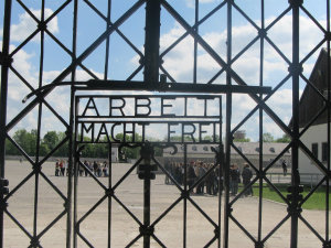 "O trabalho liberta" - mensagem no portão de entrada do local