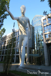 Walkingman-Leopoldstrasse-Munique-200x300