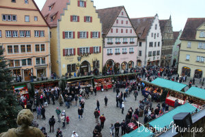 Marktplatz-Rothemburg-Munique-Rathaus-300x200